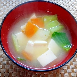 豆腐とチンゲン菜人参の味噌汁